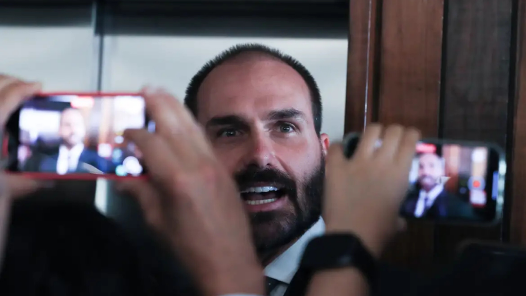 A Procuradoria-Geral da República pediu ao STF a condenação de Eduardo Bolsonaro por suposta coação ligada à investigação da trama golpista.