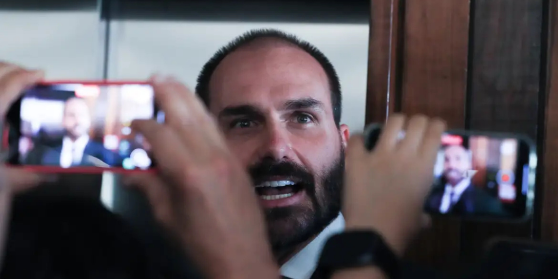 A Procuradoria-Geral da República pediu ao STF a condenação de Eduardo Bolsonaro por suposta coação ligada à investigação da trama golpista.