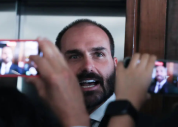 A Procuradoria-Geral da República pediu ao STF a condenação de Eduardo Bolsonaro por suposta coação ligada à investigação da trama golpista.
