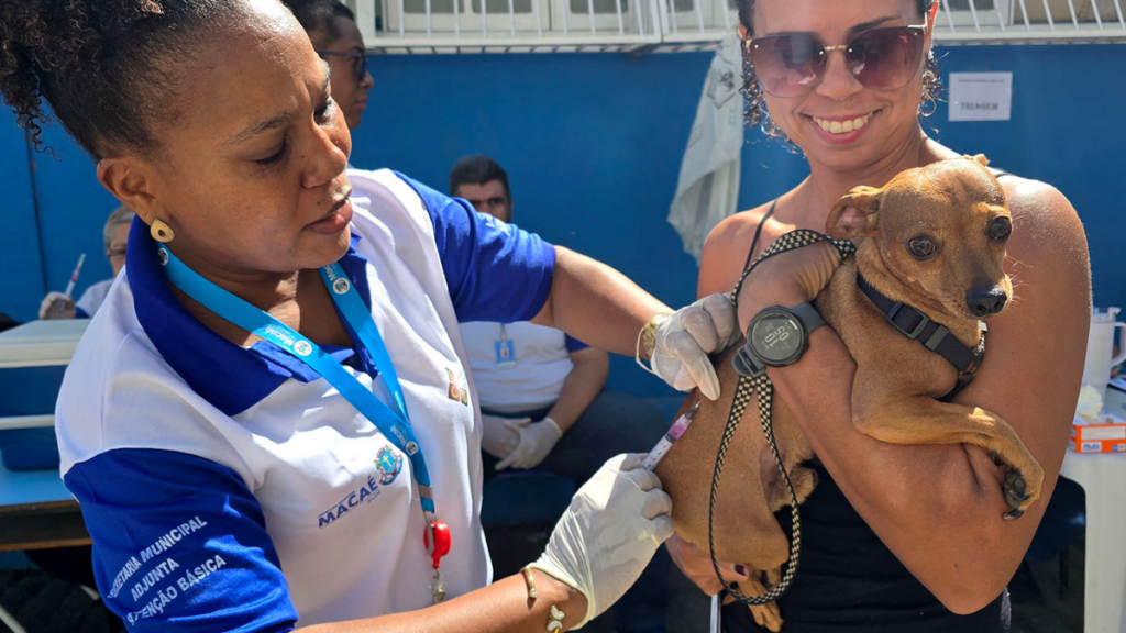 Macaé inicia pré-campanha de vacinação antirrábica na região serrana com atendimento em diferentes comunidades