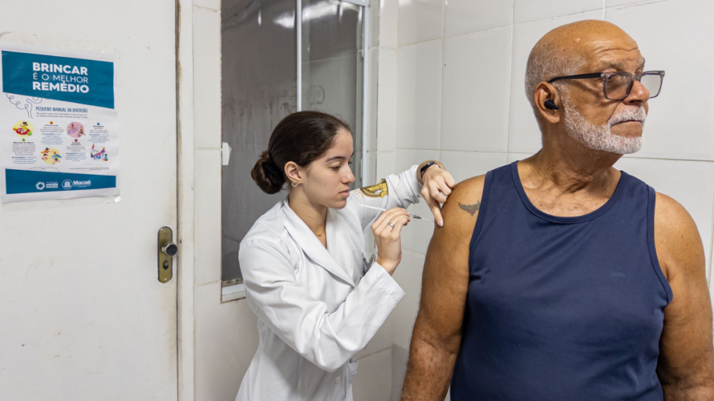 Vacinação contra gripe ganha reforço em pontos movimentados do município para ampliar proteção dos grupos mais vulneráveis antes do inverno.