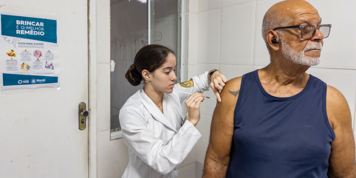 Vacinação contra gripe ganha reforço em pontos movimentados do município para ampliar proteção dos grupos mais vulneráveis antes do inverno.