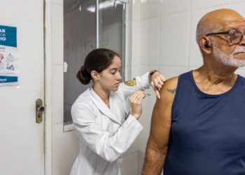 Vacinação contra gripe ganha reforço em pontos movimentados do município para ampliar proteção dos grupos mais vulneráveis antes do inverno.