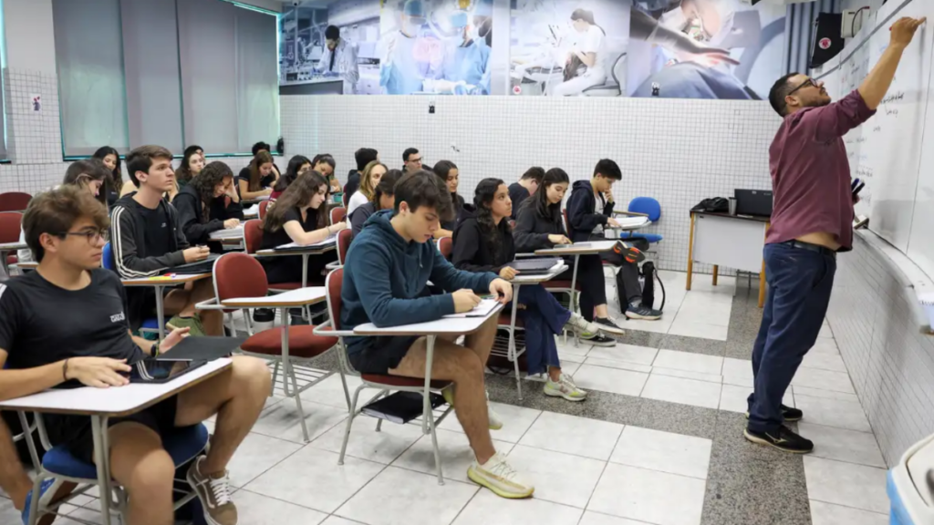 Governo libera renegociação do Fies com descontos de até 99% para estudantes inadimplentes e condições especiais para adimplentes.
