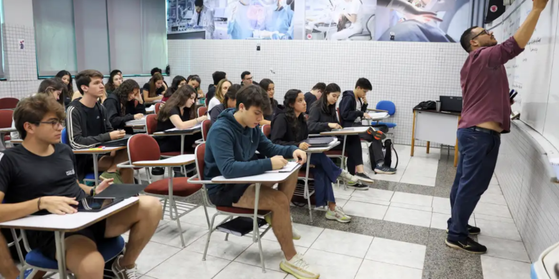 Governo libera renegociação do Fies com descontos de até 99% para estudantes inadimplentes e condições especiais para adimplentes.