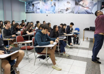 Governo libera renegociação do Fies com descontos de até 99% para estudantes inadimplentes e condições especiais para adimplentes.