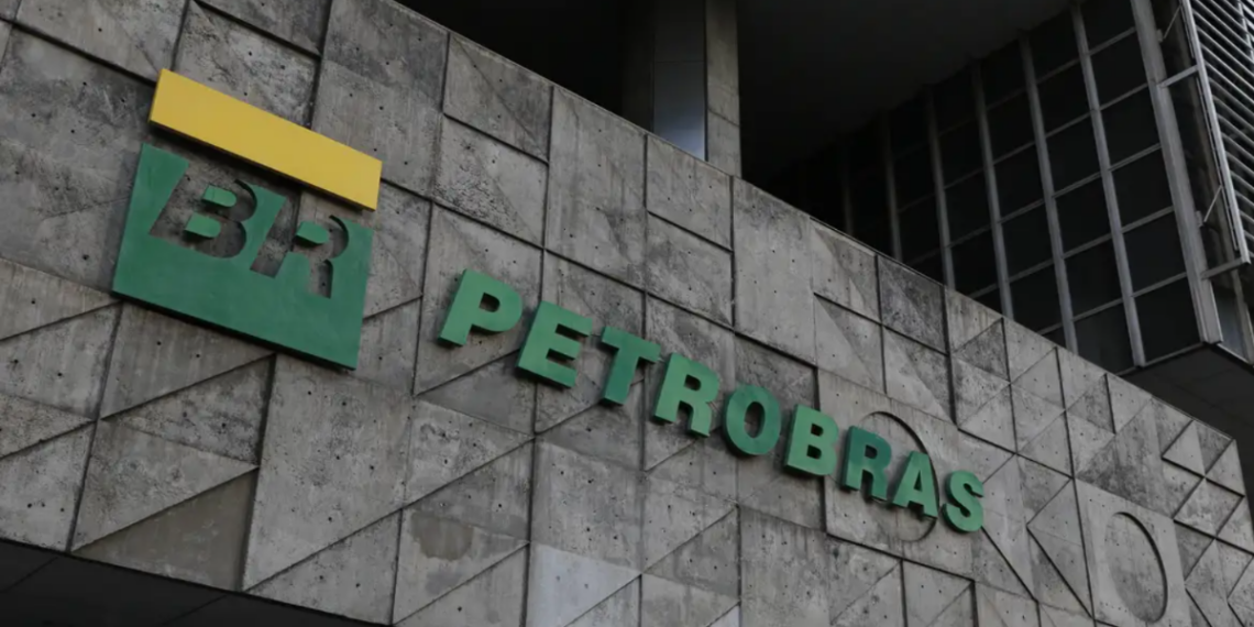 Estudantes poderão disputar vagas de estágio da Petrobras com bolsa-auxílio e benefícios.