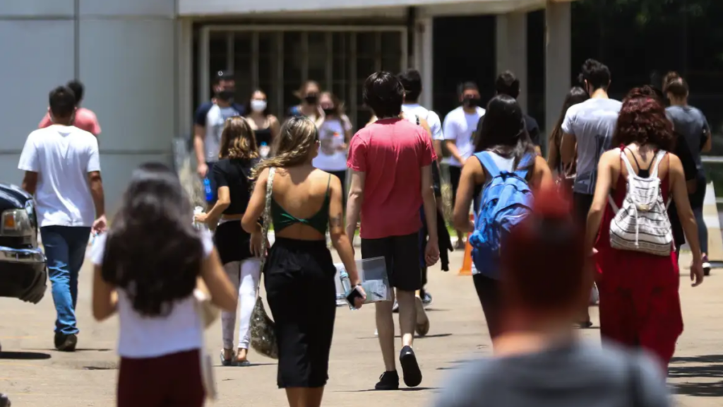 Unesco aponta que mulheres superam homens no ensino superior global, mas ainda enfrentam desigualdade em cargos de liderança e doutorado.