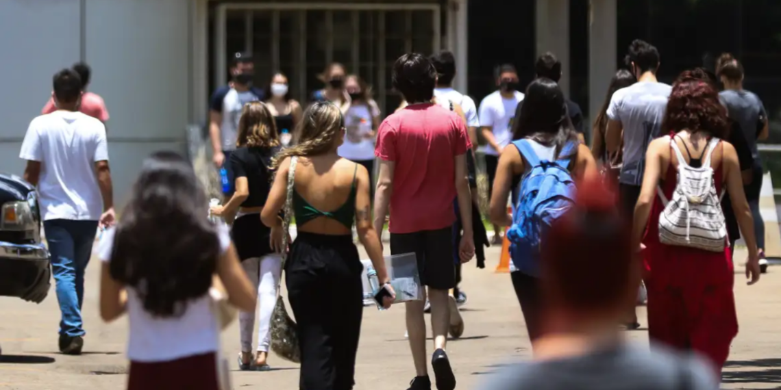 Unesco aponta que mulheres superam homens no ensino superior global, mas ainda enfrentam desigualdade em cargos de liderança e doutorado. 