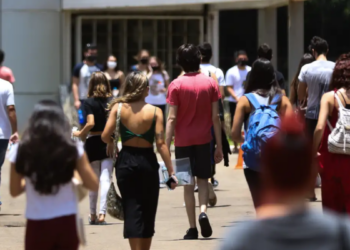 Unesco aponta que mulheres superam homens no ensino superior global, mas ainda enfrentam desigualdade em cargos de liderança e doutorado. 
