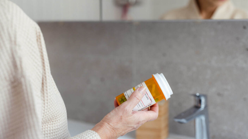 Estudos científicos analisam a relação entre vitamina B12 e câncer e indicam possíveis associações, mas sem comprovação de causalidade.
