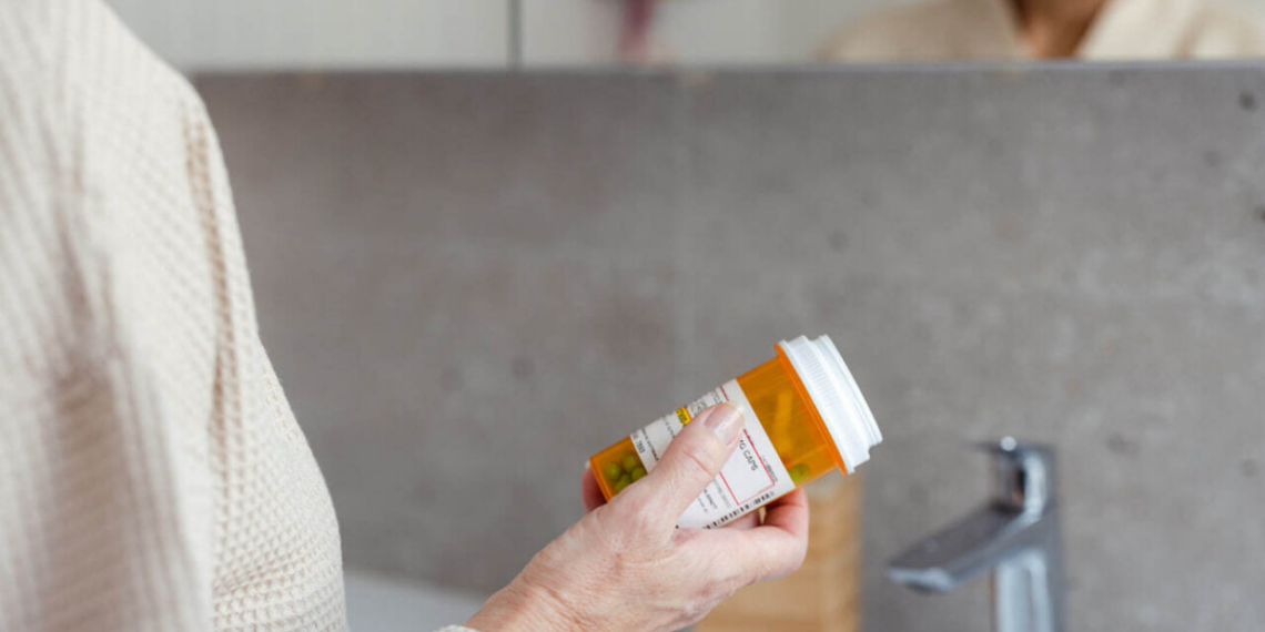 Estudos científicos analisam a relação entre vitamina B12 e câncer e indicam possíveis associações, mas sem comprovação de causalidade.