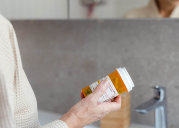 Estudos científicos analisam a relação entre vitamina B12 e câncer e indicam possíveis associações, mas sem comprovação de causalidade.