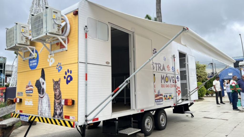 Prefeitura de Rio das Ostras inicia projeto itinerante com Castramóvel oferecendo atendimento veterinário gratuito, vacinação e castração para cães e gatos.