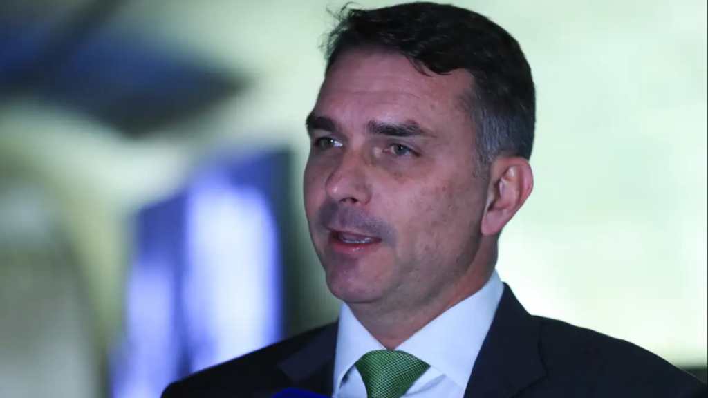 Deputados federais pedem investigação sobre recursos destinados a filme relacionado à família Bolsonaro e cobram transparência nas operações.