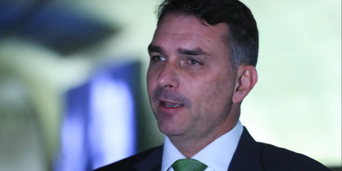 Deputados federais pedem investigação sobre recursos destinados a filme relacionado à família Bolsonaro e cobram transparência nas operações.