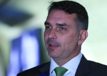 Deputados federais pedem investigação sobre recursos destinados a filme relacionado à família Bolsonaro e cobram transparência nas operações.