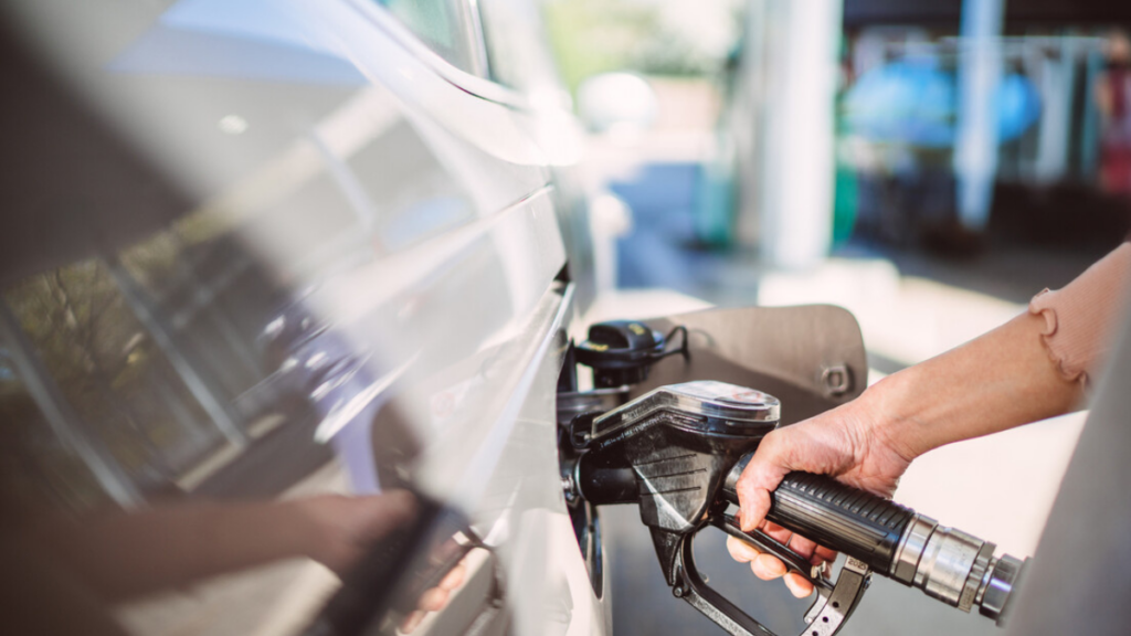 Nova medida provisória prevê subsídio temporário para gasolina e diesel após disparada do petróleo.