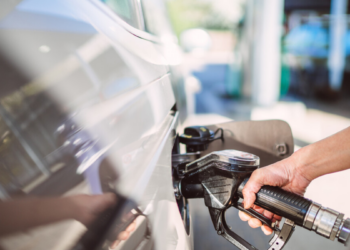 Nova medida provisória prevê subsídio temporário para gasolina e diesel após disparada do petróleo.