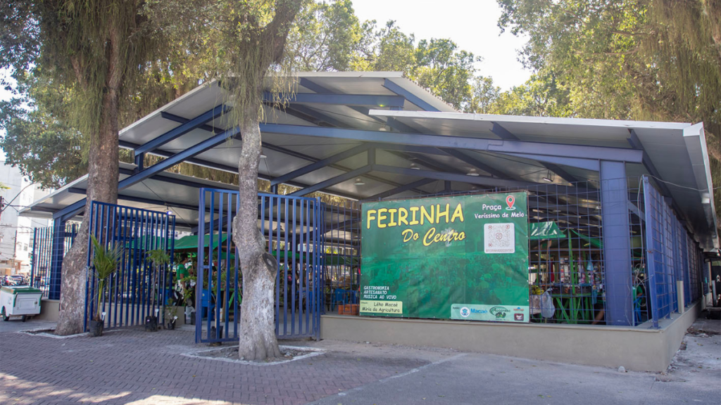 A Feira da Praça Veríssimo de Melo, em Macaé, retomou as atividades após revitalização do espaço. O local conta com novo horário de funcionamento, atrações culturais, gastronomia e produtos artesanais.