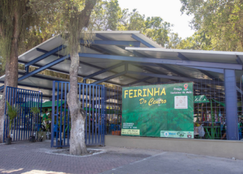A Feira da Praça Veríssimo de Melo, em Macaé, retomou as atividades após revitalização do espaço. O local conta com novo horário de funcionamento, atrações culturais, gastronomia e produtos artesanais.