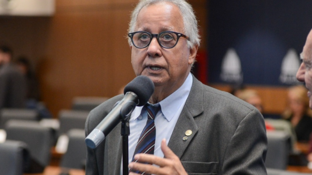 Mudança no pagamento das passagens de ônibus no Rio provoca críticas de deputados estaduais e preocupação com população vulnerável. 