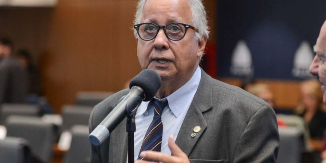 Mudança no pagamento das passagens de ônibus no Rio provoca críticas de deputados estaduais e preocupação com população vulnerável. 