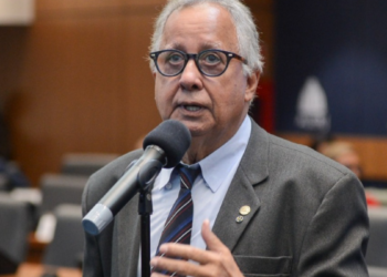 Mudança no pagamento das passagens de ônibus no Rio provoca críticas de deputados estaduais e preocupação com população vulnerável. 