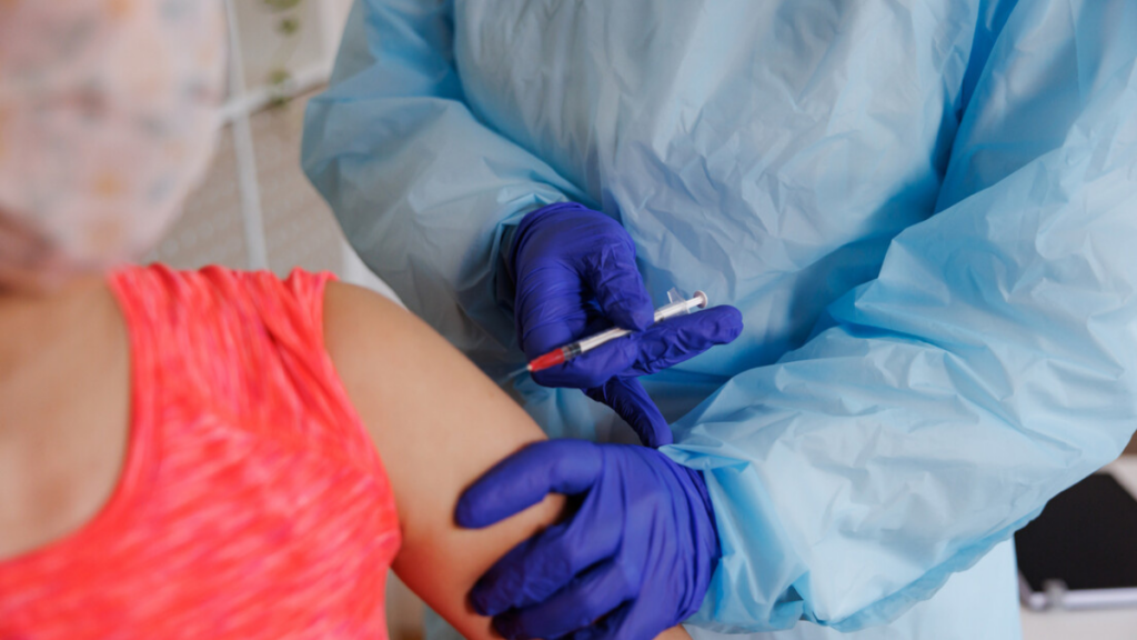 Primeiros pacientes recebem vacina russa contra câncer desenvolvida com tecnologia de RNA mensageiro.