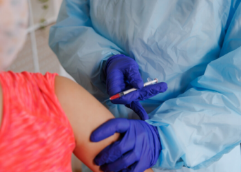 Primeiros pacientes recebem vacina russa contra câncer desenvolvida com tecnologia de RNA mensageiro.