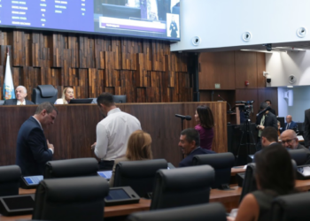 Alerj aprova projeto que amplia acesso gratuito a equipamentos ortopédicos para pessoas com deficiência.