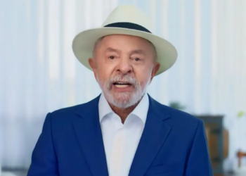 Lula comentou investigação envolvendo Flávio Bolsonaro e o banqueiro Daniel Vorcaro durante agenda oficial na Bahia.