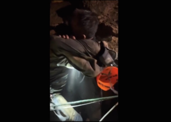 Cinco pessoas foram encontradas vivas em caverna no Laos; buscas continuam por dois desaparecidos.