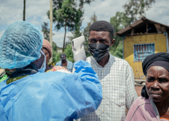 Surto do vírus de Bundibugyo, variante do Ebola, já registra mais de 900 casos suspeitos e mobiliza medidas de contenção em diversos países. OMS declara emergência internacional.