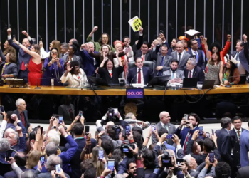 Câmara dos Deputados aprova PEC 221/19 que acaba com a escala 6x1 e reduz jornada semanal para 40 horas sem corte salarial. Texto segue para o Senado.