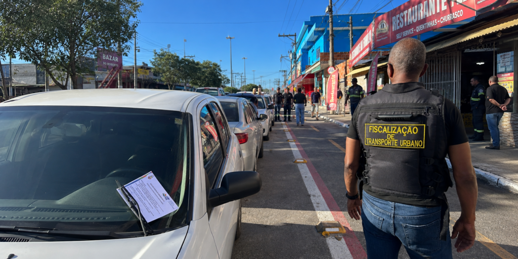 Ação em Cabo Frio orienta condutores sobre segurança dos ciclistas e proibição de parar ou estacionar em ciclofaixas.