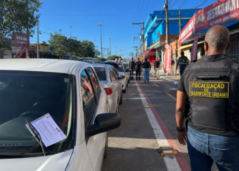 Ação em Cabo Frio orienta condutores sobre segurança dos ciclistas e proibição de parar ou estacionar em ciclofaixas.