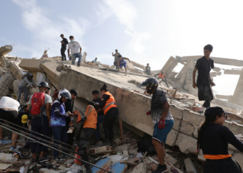 Venezuela registra mais de 430 réplicas após dois fortes terremotos que deixaram 1.430 mortos e milhares de feridos. La Guaira está entre as áreas mais afetadas.