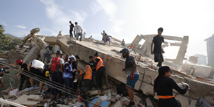 Venezuela registra mais de 430 réplicas após dois fortes terremotos que deixaram 1.430 mortos e milhares de feridos. La Guaira está entre as áreas mais afetadas.