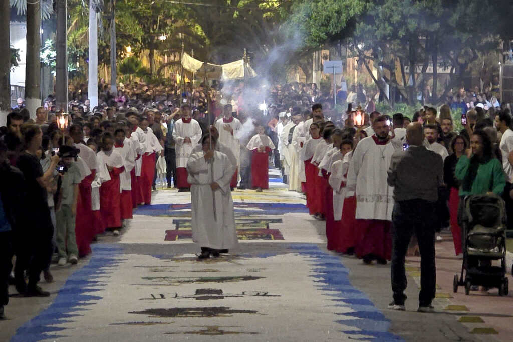 Corpus Christi reúne centenas de fiéis e transforma ruas de Macaé em cenário de fé e devoção