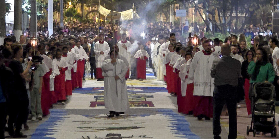 Corpus Christi reúne centenas de fiéis e transforma ruas de Macaé em cenário de fé e devoção