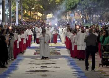 Corpus Christi reúne centenas de fiéis e transforma ruas de Macaé em cenário de fé e devoção