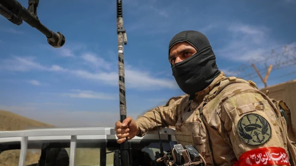Guarda Revolucionária do Irã ameaça forças americanas após novos bombardeios dos EUA contra alvos iranianos perto do Estreito de Ormuz, em meio à tensão na região.