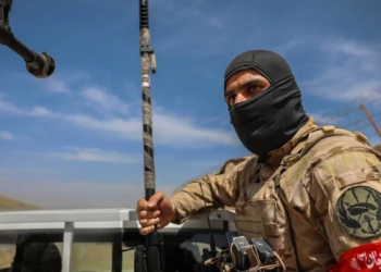 Guarda Revolucionária do Irã ameaça forças americanas após novos bombardeios dos EUA contra alvos iranianos perto do Estreito de Ormuz, em meio à tensão na região.