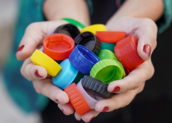 Projeto de reciclagem na Alerj arrecada tampinhas e lacres para compra de cadeiras de rodas, promovendo inclusão social e preservação ambiental.