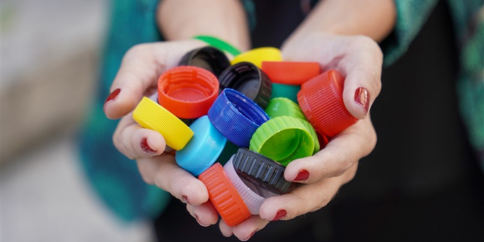 Projeto de reciclagem na Alerj arrecada tampinhas e lacres para compra de cadeiras de rodas, promovendo inclusão social e preservação ambiental.