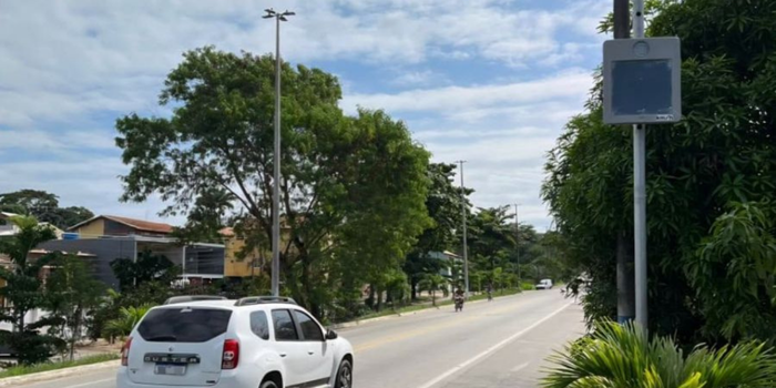 Rodovia Amaral Peixoto receberá novos radares em Rio das Ostras. Objetivo é reduzir acidentes e aumentar a segurança viária.