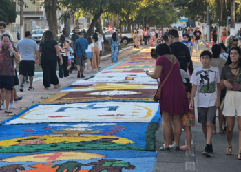 Macaé celebra Corpus Christi com procissão, tapetes de sal, missa campal e show de Frei Zeca. Evento contará com arrecadação de alimentos.