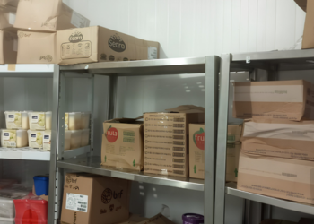 Supermercado em Cabo Frio é notificado após fiscalização que constatou falhas sanitárias e problemas estruturais.