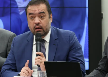TSE mantém Claudio Castro e Rodrigo Bacellar inelegíveis até 2030. STF ainda analisará se o Rio de Janeiro terá eleição direta ou indireta para escolha do próximo governador.